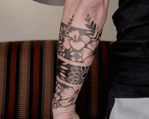 Tatuaje de flores y geometrías en estilo black work realizado en DelSandro Tattoo, Santiponce